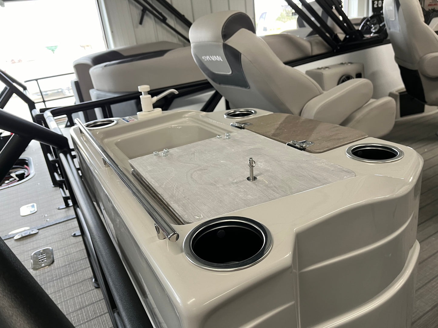 2024 Sylvan 23' Tritoon Mirage L3 QHS Quad Lounger