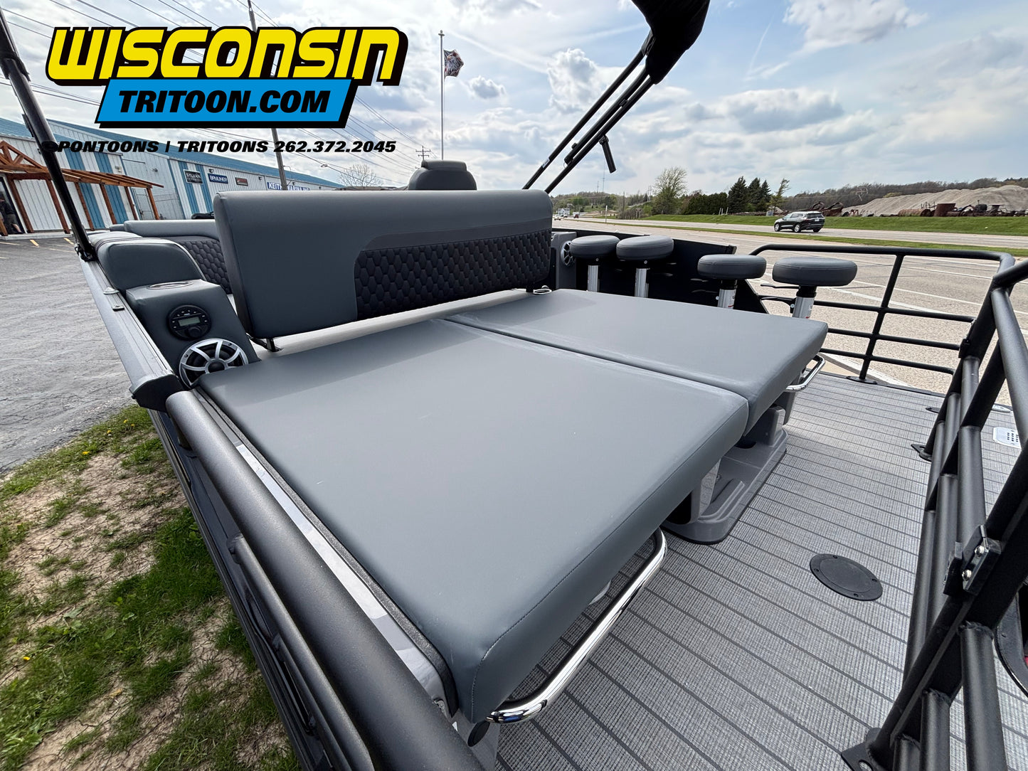2026 Sylvan 23' L3 DLZ Bar Platinum Edition Fiberglass Tritoon