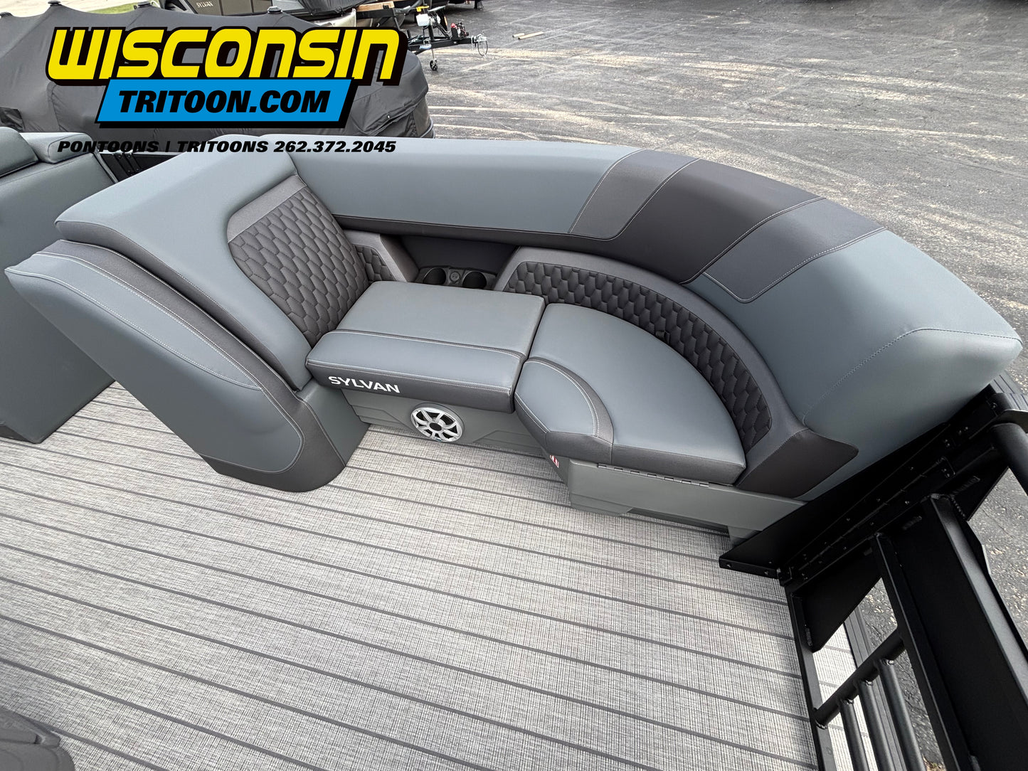 2026 Sylvan 23' L3 DLZ Bar Platinum Edition Fiberglass Tritoon