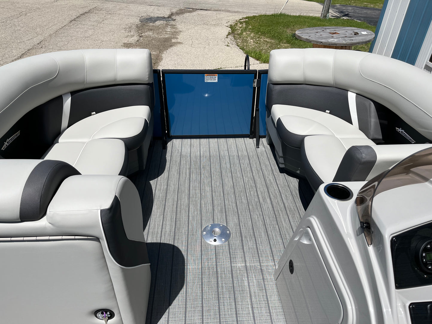 2024 Sylvan 21' Tritoon Mirage X1 CLZ DH Swingback with a Mercury 200HP Wave Blue