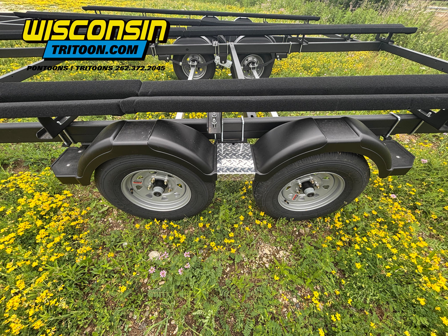 Karavan 2225 Tandem Tritoon Bunk Trailer, 22'-25', 3900 LB Capacity
